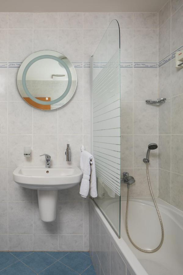 Sunny Apartment In Modrany By Prague Days Exterior foto